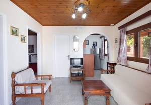 Lovely 2-bedroom cottage, 2 minutes froim the sandy beach