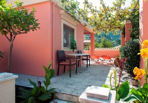 Lovely 2-bedroom cottage, 2 minutes froim the sandy beach
