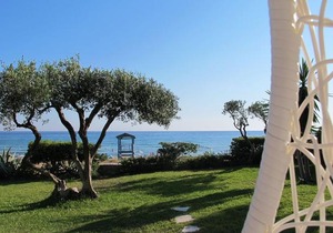 Seafront Beach House With Garden