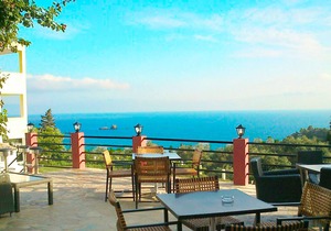 Studio Apartments on Pelekas Beach with swimming pool