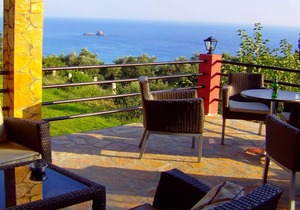 Studio Apartments on Pelekas Beach with swimming pool