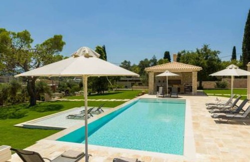 Dassia Villa | 350 m² Villa ∙ 5 bedrooms ∙ 10 guests