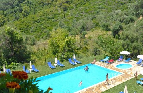 Sinarades Apartment | Apartments with pool Adonis