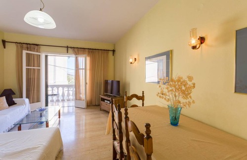 Agni Apartment | Bakers House Upper: Walk to Beach, A/C, WiFi, Car Not Required - 193