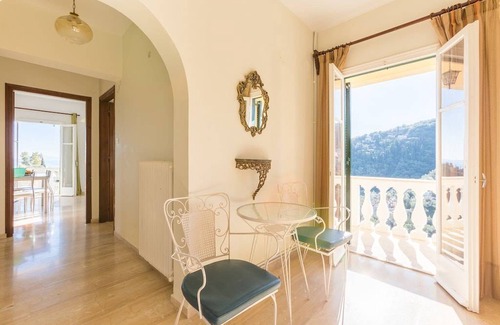 Agni Apartment | Bakers House Upper: Walk to Beach, A/C, WiFi, Car Not Required