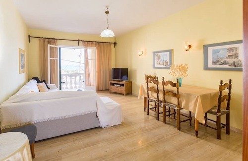 Agni Apartment | Bakers House Upper: Walk to Beach, A/C, WiFi, Car Not Required