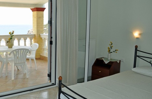 Sinarades Apartment | Beachfront House Tolis - Pelekas Beach