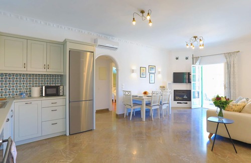 Kassiopi House | Kassiopi Home: Modern, Shared Pool, A/C, Wi Fi, near beach