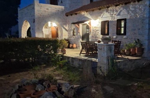 Omales House | Μεδ-οίκων Γιατριάνων House