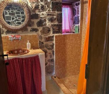 Amfikleia-Elateia Ski Chalet | Το καλύβι με τα κόκκινα παράθυρα