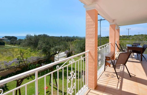 Agios Matthaios Apartment | 110 m² Apartment ∙ 3 bedrooms ∙ 7 guests