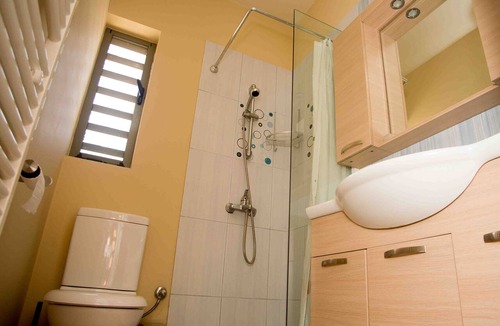 Antipata Apartment | #2-A clean & spacious 2 bedroom apartment with large patio area and free parking