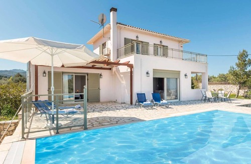 Kavallos Villa | 2 bed villa with pool and distant sea views
