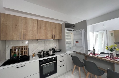 Perissa Apartment | 3 Bedroom House included car rental-Heated Jacuzzi