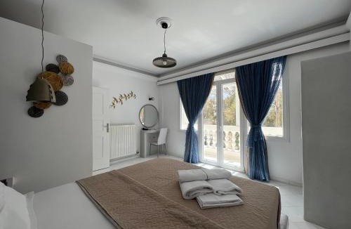 Perissa Apartment | 3 Bedroom House included car rental-Heated Jacuzzi