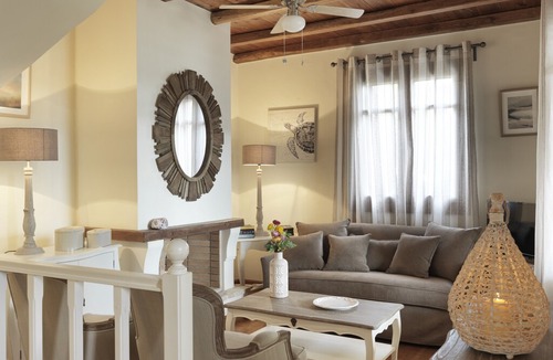 Vissa Villa | 3 Bedroom Villa with Sea View and pool access