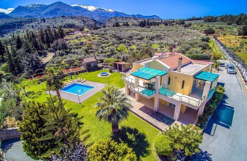 Pemonia Villa | 4 Bedrooms, 3 Bathrooms, Private Pool, Large Garden