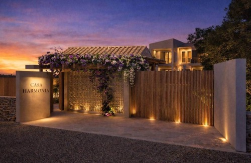 Pigi Villa | 5BR Villa with Pool, Outdoor Cinema & Fire Pit