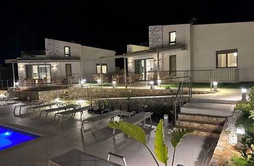 Gerani Villa | 8 Bedrooms Villa In Gerani