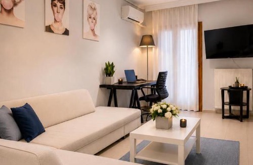 Charilaou Apartment | 95sqm - 10min center - 2 bedrooms -2AirCo - Gas heating - 3 SmartTvs - 2nd floor - Optical fiber