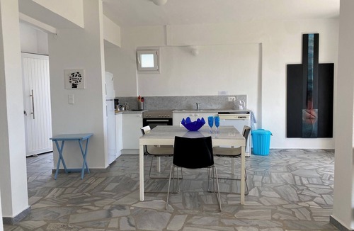 Aliki Apartment | Agrikia Apartment 3 for 1–6 people, with a view of the sea, 300 meters from the beaches.