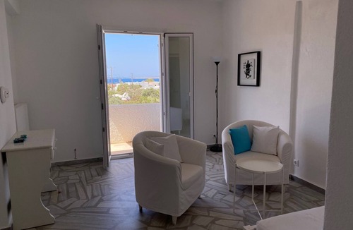 Aliki Apartment | Agrikia Apartment 3 for 1–6 people, with a view of the sea, 300 meters from the beaches.
