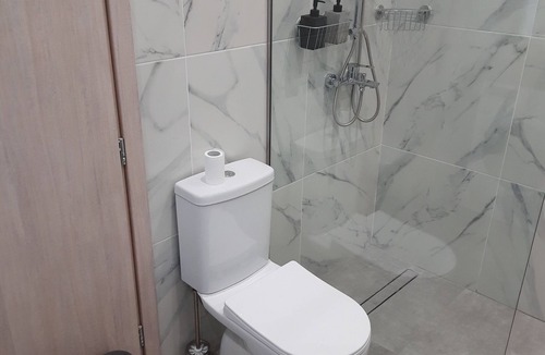 Ioannina Apartment | AkisPlace. 3 bedroom apt fully rennovated, cozy and comfortable place to stay.