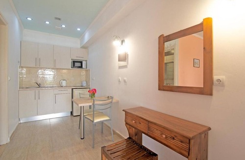 Dafnata Apartment | Alluring apartment in Mpenitses with shared pool