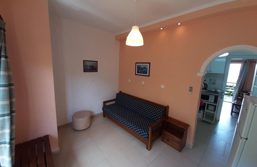 Dafnata Apartment | Amazing apartment in Mpenitses with terrace