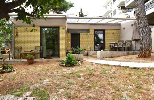 Vouliagmeni House | Amazing Garden House