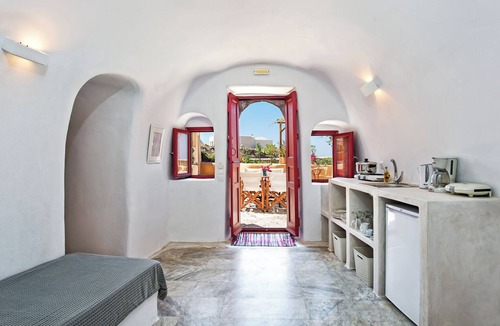 Finikia House | Amelie Canaves - Residence in the village of Finikia, 15min walk from Oia