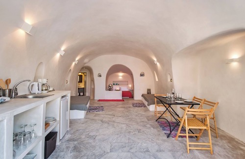 Finikia House | Amelie Canaves - Residence in the village of Finikia, 15min walk from Oia