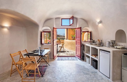 Finikia House | Amelie Canaves - Residence in the village of Finikia, 15min walk from Oia