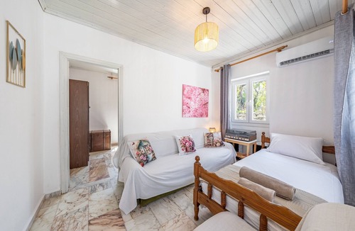 Antipaxos Apartment | Apartment 'Ambelaki' with Sea View, Private Garden and Wi-Fi