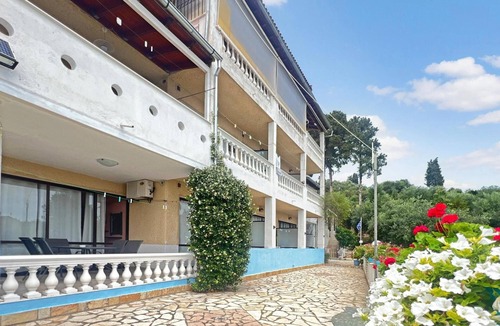 Dafnata Apartment | Apartment 'Andromaches Family Room with Balcony' with Sea View, Wi-Fi and Air Conditioning
