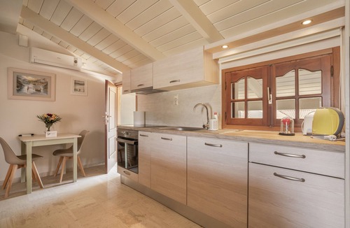 Argostoli Town Apartment | Apartment 'Argostoli' with Private Terrace, Wi-Fi and Air Conditioning