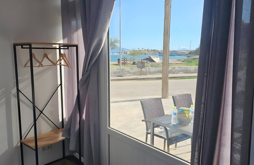 Nea Karvali Apartment | Apartment 'Beach A' with Sea View, Wi-Fi and Air Conditioning
