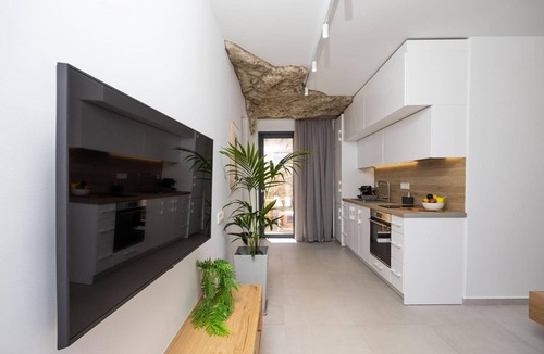 Glinado Apartment | Apartment 'Bonsai Luxury One-Bedroom House' with Mountain View, Wi-Fi and Air Conditioning