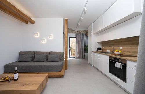 Glinado Apartment | Apartment 'Bonsai Luxury Two-Bedroom House' with Mountain View, Wi-Fi and Air Conditioning