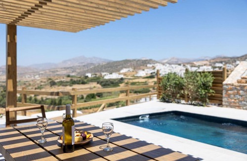 Glinado Apartment | Apartment 'Bonsai Luxury Two-Bedroom House' with Mountain View, Wi-Fi and Air Conditioning