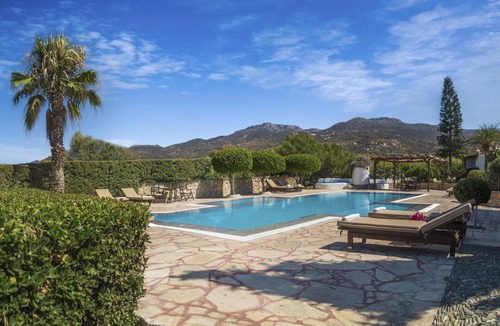 Tripitos Apartment | Apartment by the pool in Sitia Oceanides