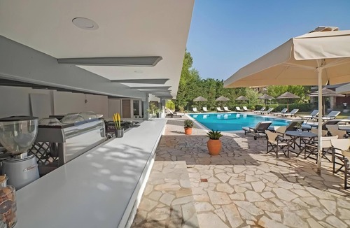 Tzavros Apartment | Apartment 'Corfu Club Standard 3' with Shared Pool, Wi-Fi and Air Conditioning