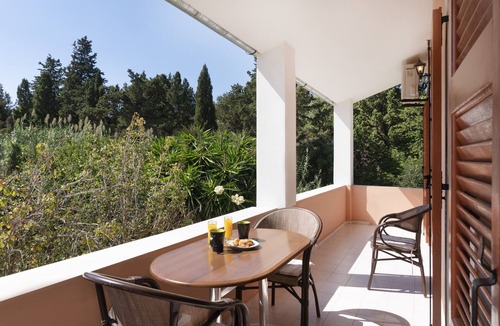 Agios Georgios Pagon Apartment | Apartment Dora Pagoi 3 with Mountain View, Shared Garden & Wi-Fi