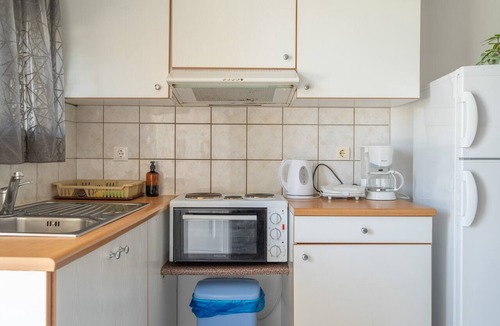 Mesolongi Apartment | Apartment 'Flo's 6' with Shared Garden, Wi-Fi and Air Conditioning