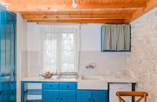 Aegina Town Apartment | Apartment in Aparthotel 'Unit 5' with Private Terrace, Wi-Fi and Air Conditioning