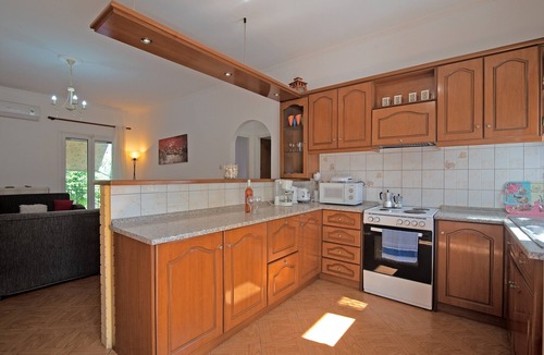 Tzavros Apartment | Apartment 'Kallithea House in Gouvia' with Mountain View, Garden & Wi-Fi