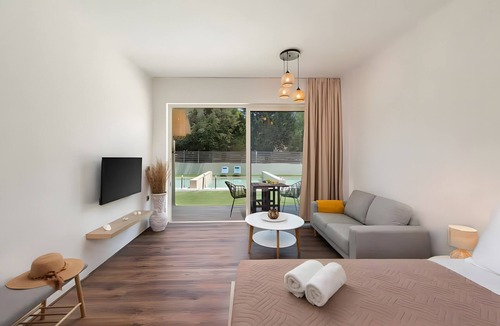 Archangelos Apartment | Apartment 'Mb Luxury Suites Charaki No 3' with Private Pool, Wi-Fi, and Air Conditioning