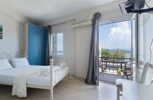 Episkopos Apartment | Apartment 'Quadruple 4' with Sea View, Wi-Fi and Air Conditioning