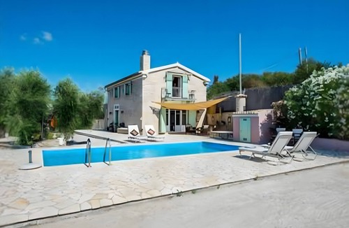 Peroulion Apartment | Apartment 'Siorra Angelina Villa' with Private Pool, Wi-Fi and Air Conditioning