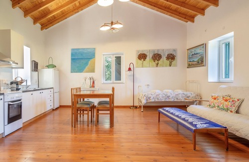 Marantochori Apartment | Apartment 'Zoe' with Mountain View, Wi-Fi and Air Conditioning